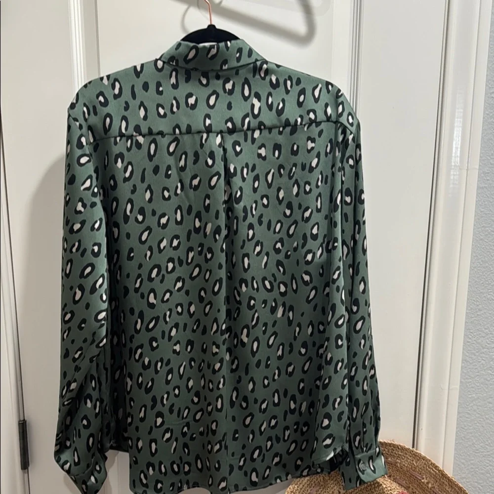 ! EUC Pleione Satin Green Leopard Print Button Front Blouse w Front Flap Pocket! - Picture 7 of 7